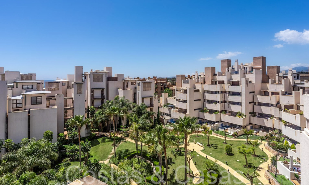 Ático moderno en venta en un complejo en primera línea de playa en la Nueva Milla de Oro entre Marbella y Estepona 805457