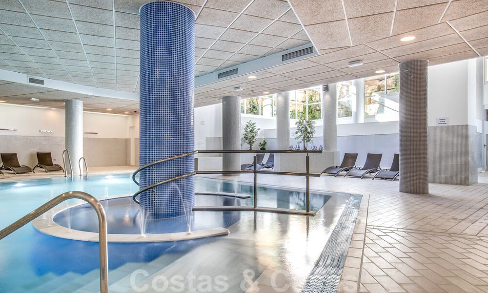 Ático moderno en venta en un complejo en primera línea de playa en la Nueva Milla de Oro entre Marbella y Estepona 805458