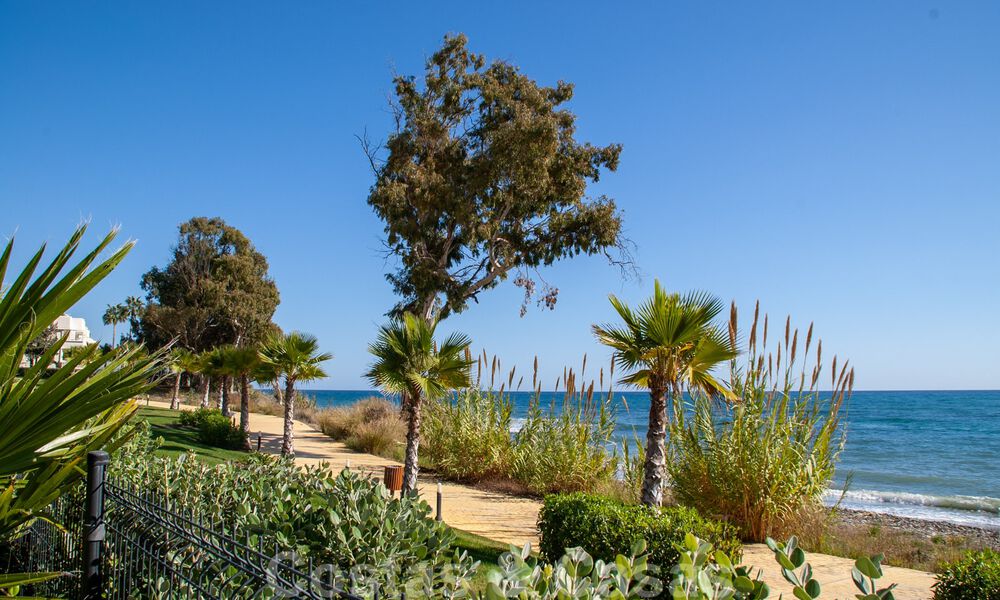 Ático moderno en venta en un complejo en primera línea de playa en la Nueva Milla de Oro entre Marbella y Estepona 805460