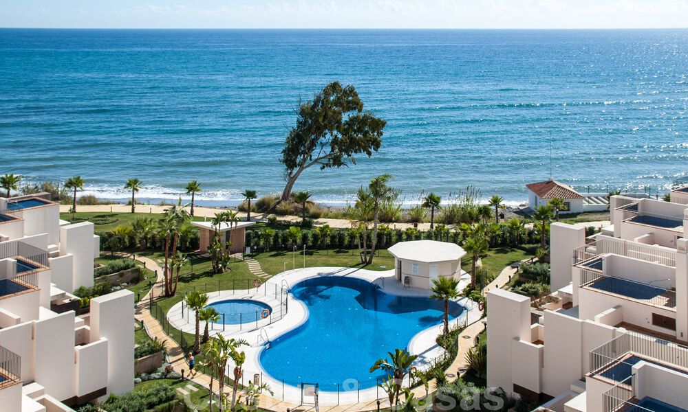 Ático moderno en venta en un complejo en primera línea de playa en la Nueva Milla de Oro entre Marbella y Estepona 805463