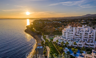 Ático moderno en venta en un complejo en primera línea de playa en la Nueva Milla de Oro entre Marbella y Estepona 805465 