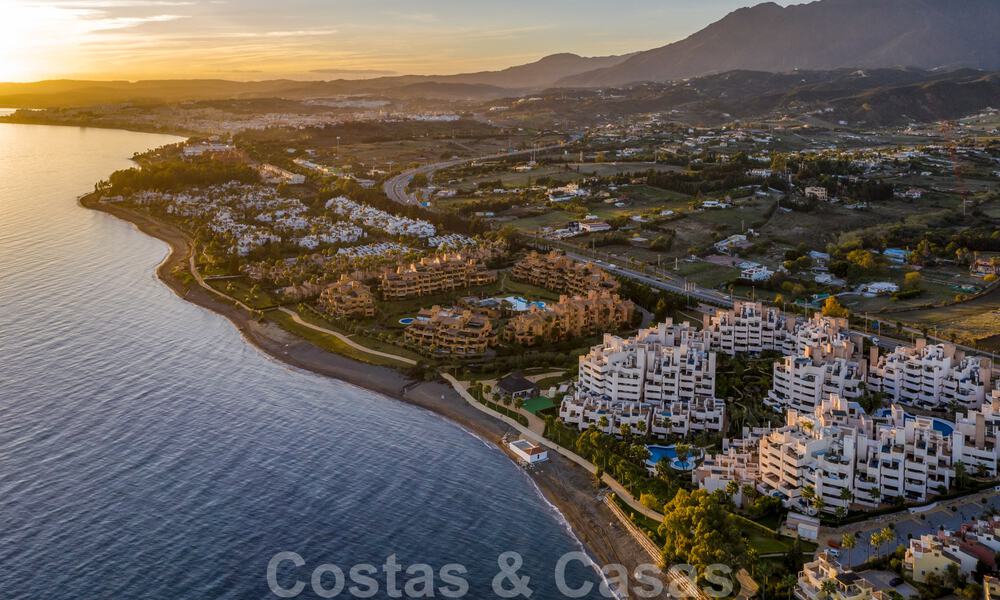Ático moderno en venta en un complejo en primera línea de playa en la Nueva Milla de Oro entre Marbella y Estepona 805466