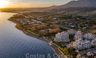 Ático moderno en venta en un complejo en primera línea de playa en la Nueva Milla de Oro entre Marbella y Estepona 805466 