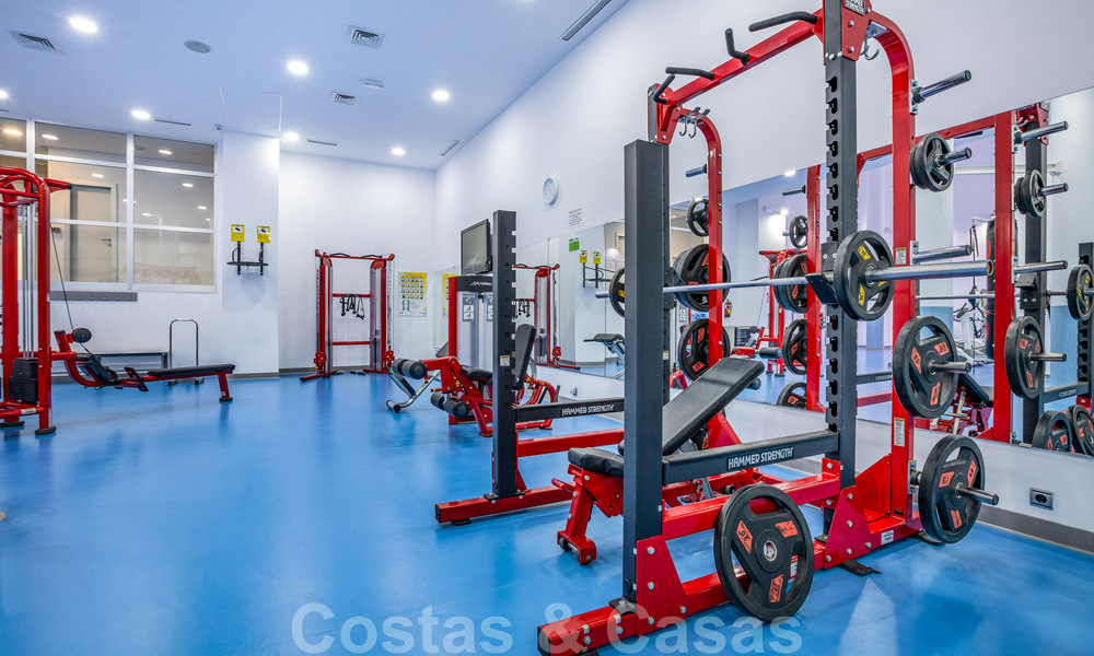 Ático moderno en venta en un complejo en primera línea de playa en la Nueva Milla de Oro entre Marbella y Estepona 805467