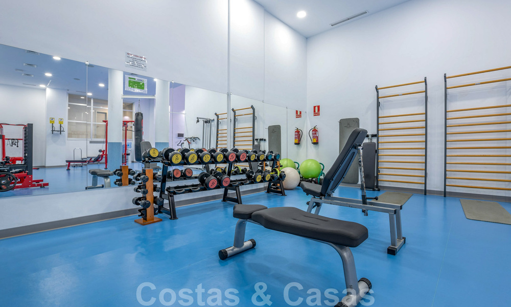 Ático moderno en venta en un complejo en primera línea de playa en la Nueva Milla de Oro entre Marbella y Estepona 805468