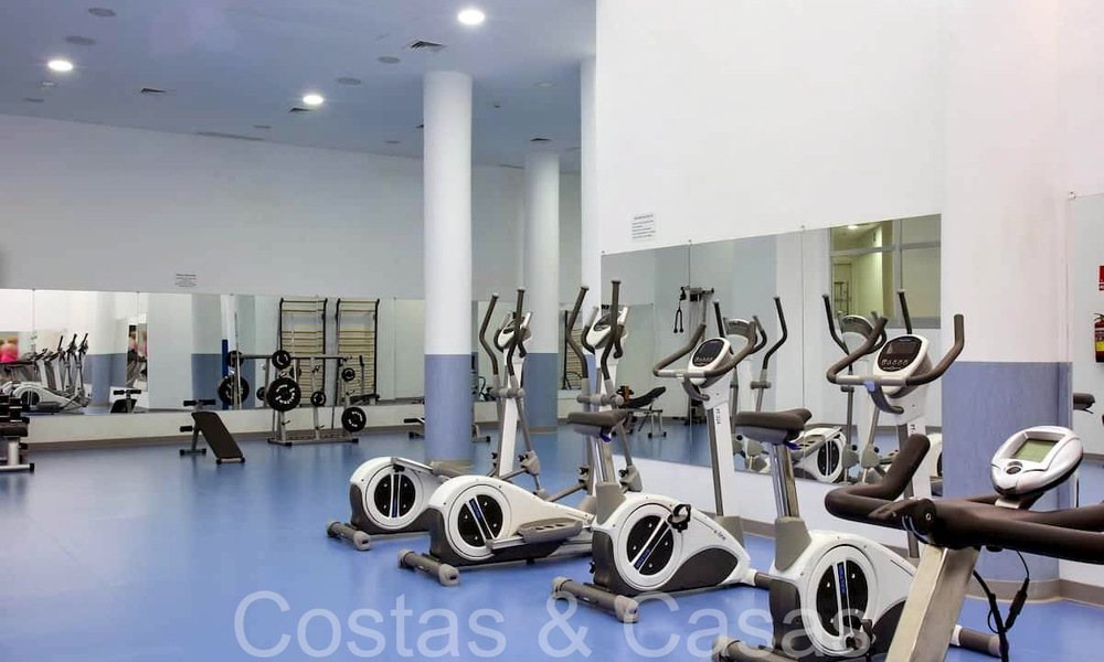 Ático moderno en venta en un complejo en primera línea de playa en la Nueva Milla de Oro entre Marbella y Estepona 805470