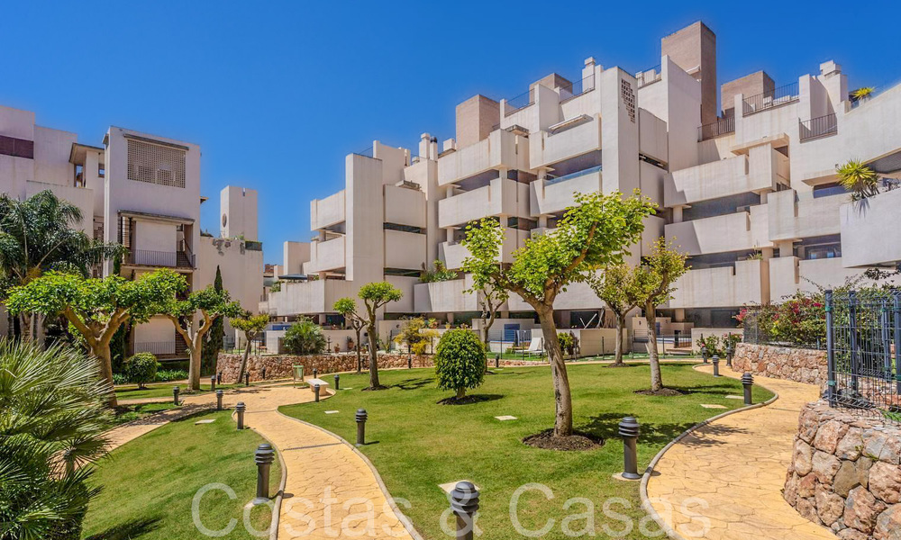 Ático moderno en venta en un complejo en primera línea de playa en la Nueva Milla de Oro entre Marbella y Estepona 805472
