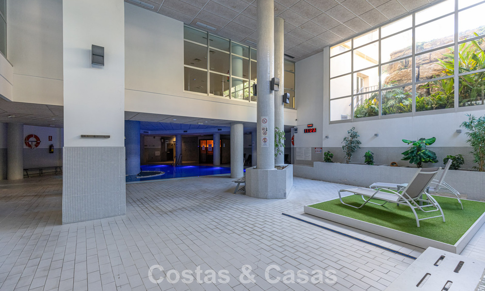 Ático moderno en venta en un complejo en primera línea de playa en la Nueva Milla de Oro entre Marbella y Estepona 805474