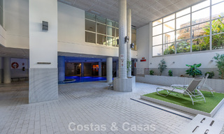 Ático moderno en venta en un complejo en primera línea de playa en la Nueva Milla de Oro entre Marbella y Estepona 805474 