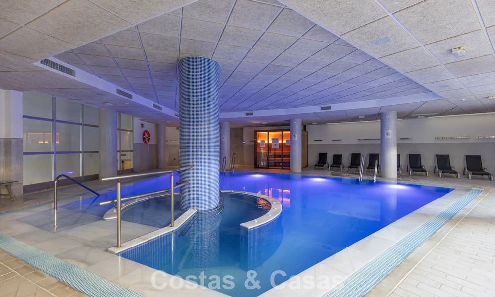 Ático moderno en venta en un complejo en primera línea de playa en la Nueva Milla de Oro entre Marbella y Estepona 805475