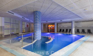 Ático moderno en venta en un complejo en primera línea de playa en la Nueva Milla de Oro entre Marbella y Estepona 805475 