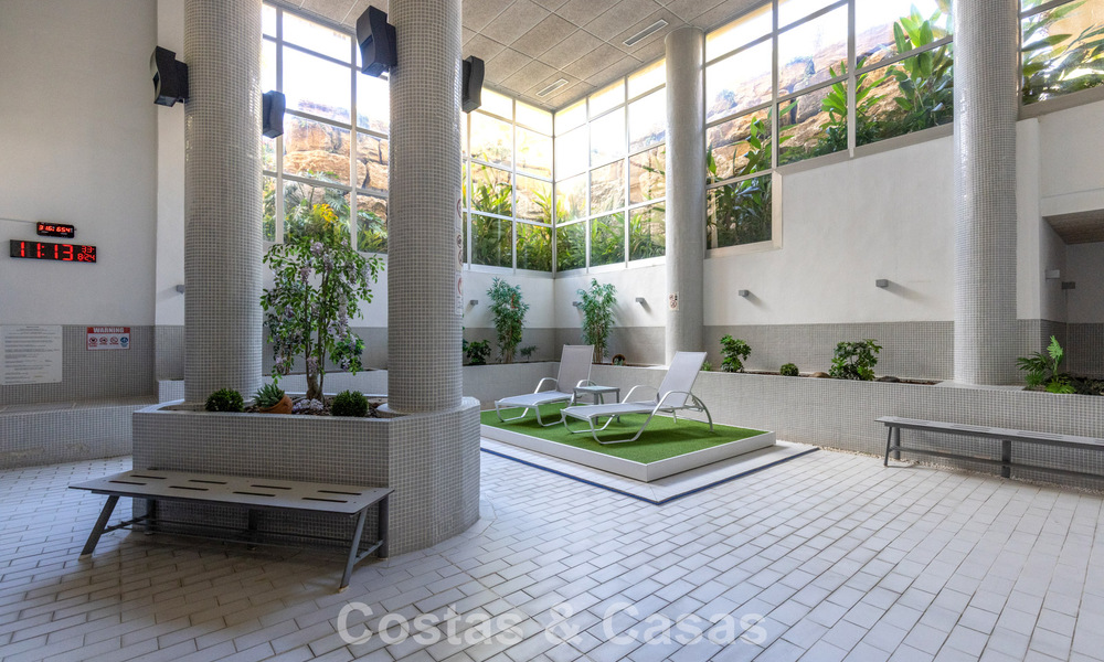 Ático moderno en venta en un complejo en primera línea de playa en la Nueva Milla de Oro entre Marbella y Estepona 805476