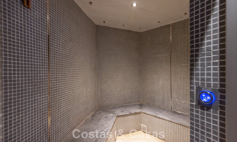 Ático moderno en venta en un complejo en primera línea de playa en la Nueva Milla de Oro entre Marbella y Estepona 805477
