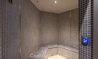 Ático moderno en venta en un complejo en primera línea de playa en la Nueva Milla de Oro entre Marbella y Estepona 805477 