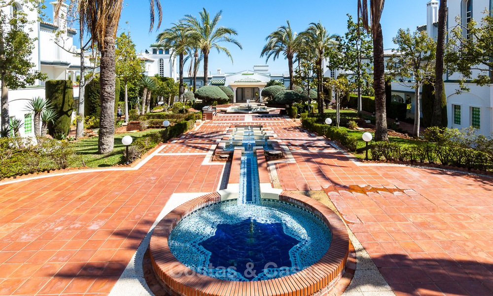 Apartamentos para compra, en Dominion Beach, un complejo exclusivo, primera línea de playa, la Nueva Milla de Oro, Marbella - Estepona 805395