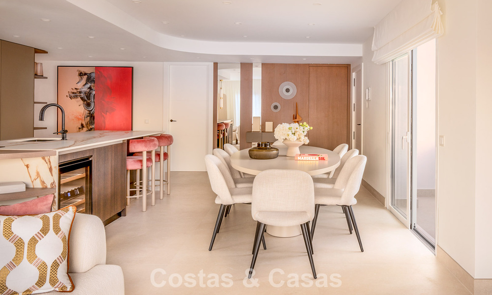 Atico con gran terraza en venta en un complejo en primera línea de playa, en la Nueva Milla de Oro, Marbella - Estepona 805102