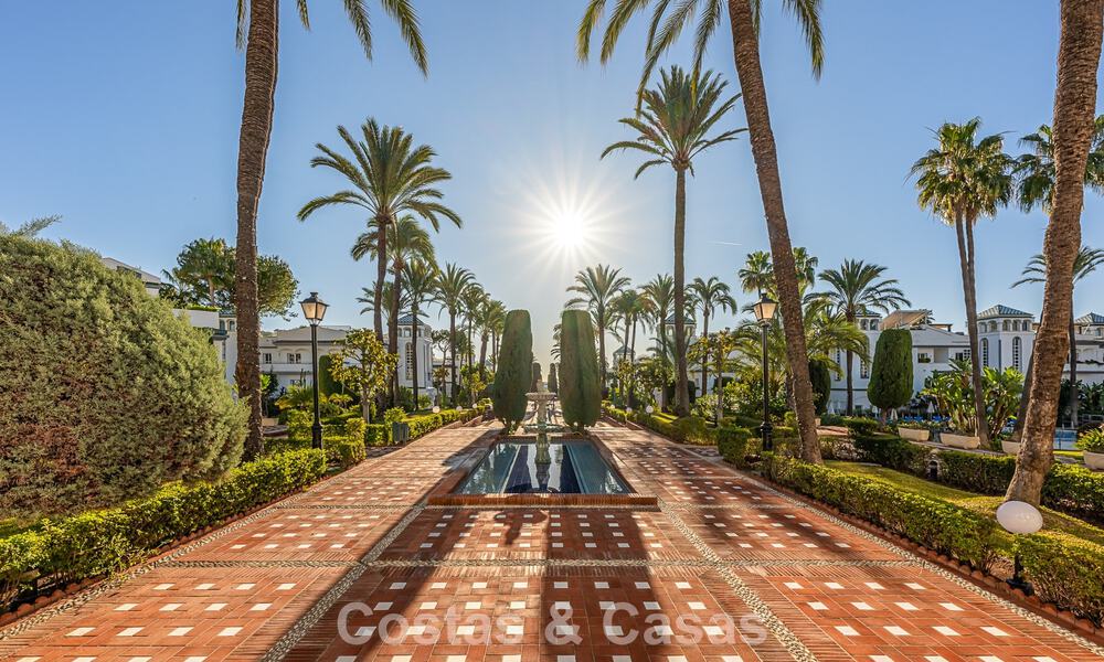 Atico con gran terraza en venta en un complejo en primera línea de playa, en la Nueva Milla de Oro, Marbella - Estepona 805103