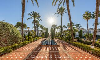 Atico con gran terraza en venta en un complejo en primera línea de playa, en la Nueva Milla de Oro, Marbella - Estepona 805103 