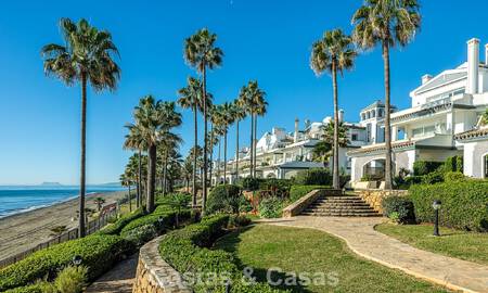 Atico con gran terraza en venta en un complejo en primera línea de playa, en la Nueva Milla de Oro, Marbella - Estepona 805104