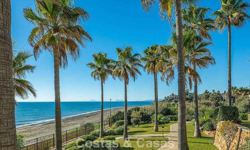 Atico con gran terraza en venta en un complejo en primera línea de playa, en la Nueva Milla de Oro, Marbella - Estepona 805105