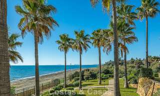 Atico con gran terraza en venta en un complejo en primera línea de playa, en la Nueva Milla de Oro, Marbella - Estepona 805105 