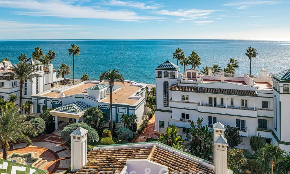 Atico con gran terraza en venta en un complejo en primera línea de playa, en la Nueva Milla de Oro, Marbella - Estepona 805106