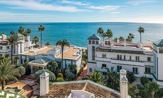 Atico con gran terraza en venta en un complejo en primera línea de playa, en la Nueva Milla de Oro, Marbella - Estepona 805106 