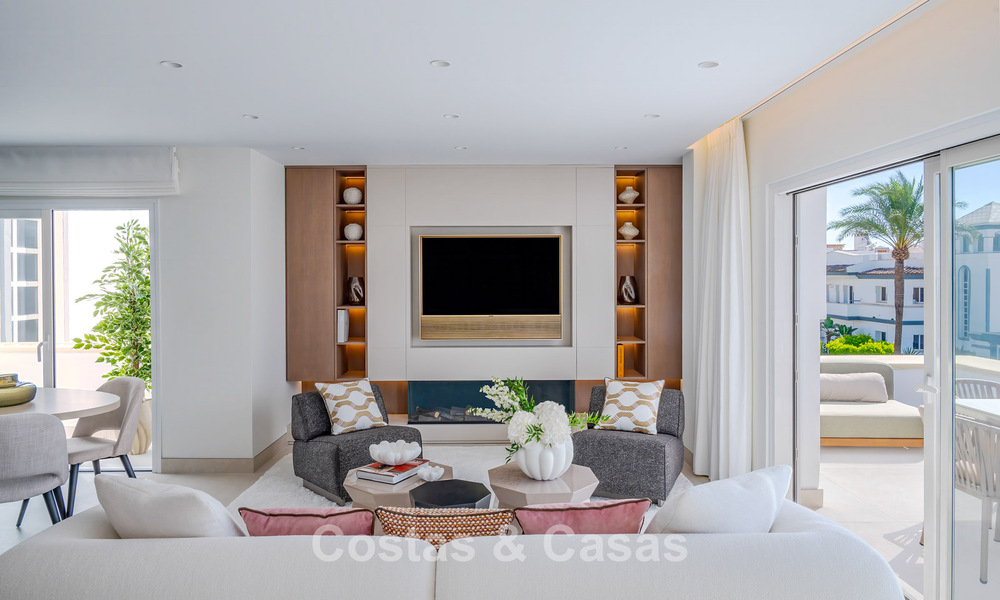 Atico con gran terraza en venta en un complejo en primera línea de playa, en la Nueva Milla de Oro, Marbella - Estepona 805107