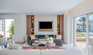 Atico con gran terraza en venta en un complejo en primera línea de playa, en la Nueva Milla de Oro, Marbella - Estepona 805107 