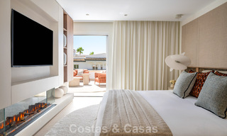 Atico con gran terraza en venta en un complejo en primera línea de playa, en la Nueva Milla de Oro, Marbella - Estepona 805108 