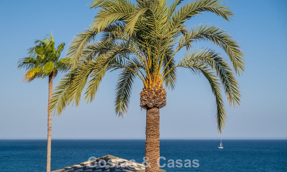 Atico con gran terraza en venta en un complejo en primera línea de playa, en la Nueva Milla de Oro, Marbella - Estepona 805111