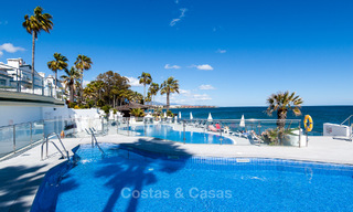 Atico con gran terraza en venta en un complejo en primera línea de playa, en la Nueva Milla de Oro, Marbella - Estepona 805114 