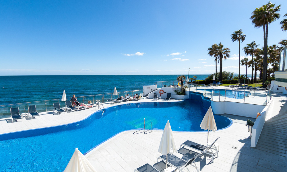 Atico con gran terraza en venta en un complejo en primera línea de playa, en la Nueva Milla de Oro, Marbella - Estepona 805115
