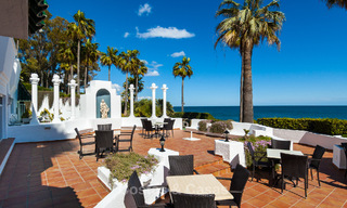 Atico con gran terraza en venta en un complejo en primera línea de playa, en la Nueva Milla de Oro, Marbella - Estepona 805116 