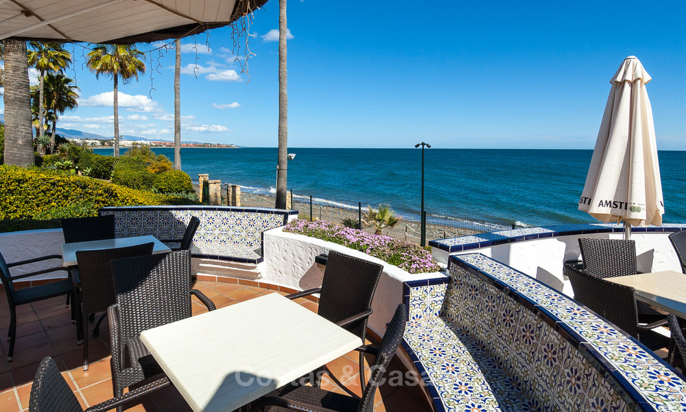Atico con gran terraza en venta en un complejo en primera línea de playa, en la Nueva Milla de Oro, Marbella - Estepona 805118