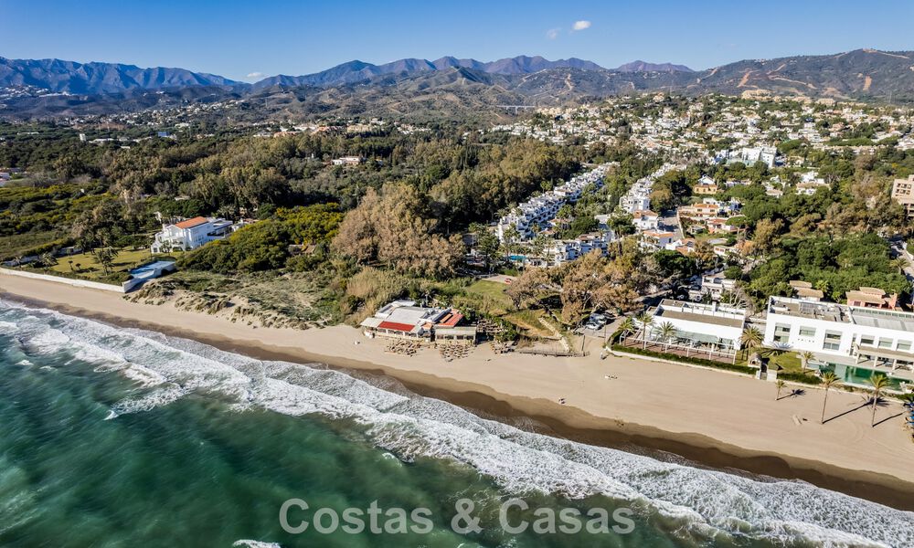 Apartamentos en venta en un complejo residencial en primera línea de playa en Elviria, Marbella Este 805127