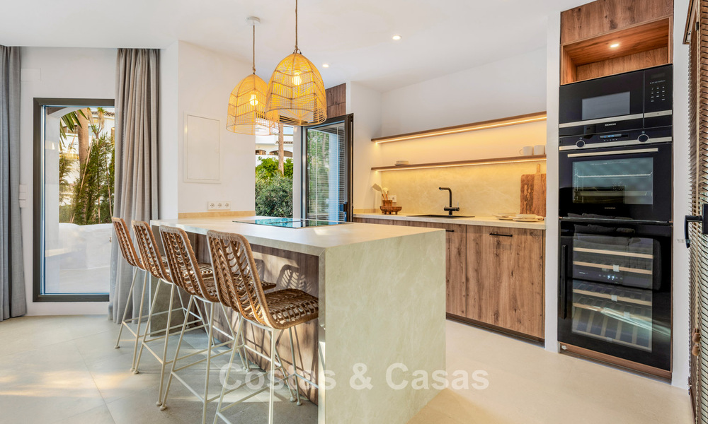 Apartamentos en venta en un complejo residencial en primera línea de playa en Elviria, Marbella Este 805131