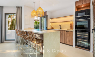 Apartamentos en venta en un complejo residencial en primera línea de playa en Elviria, Marbella Este 805131 