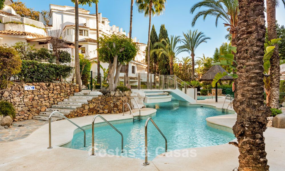 Apartamentos en venta en un complejo residencial en primera línea de playa en Elviria, Marbella Este 805133