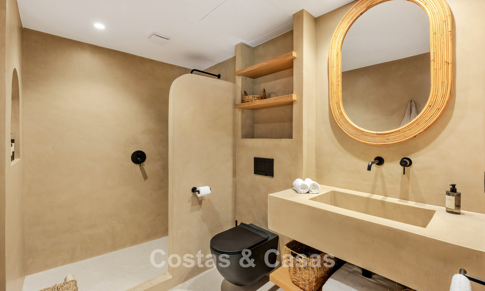 Apartamentos en venta en un complejo residencial en primera línea de playa en Elviria, Marbella Este 805139