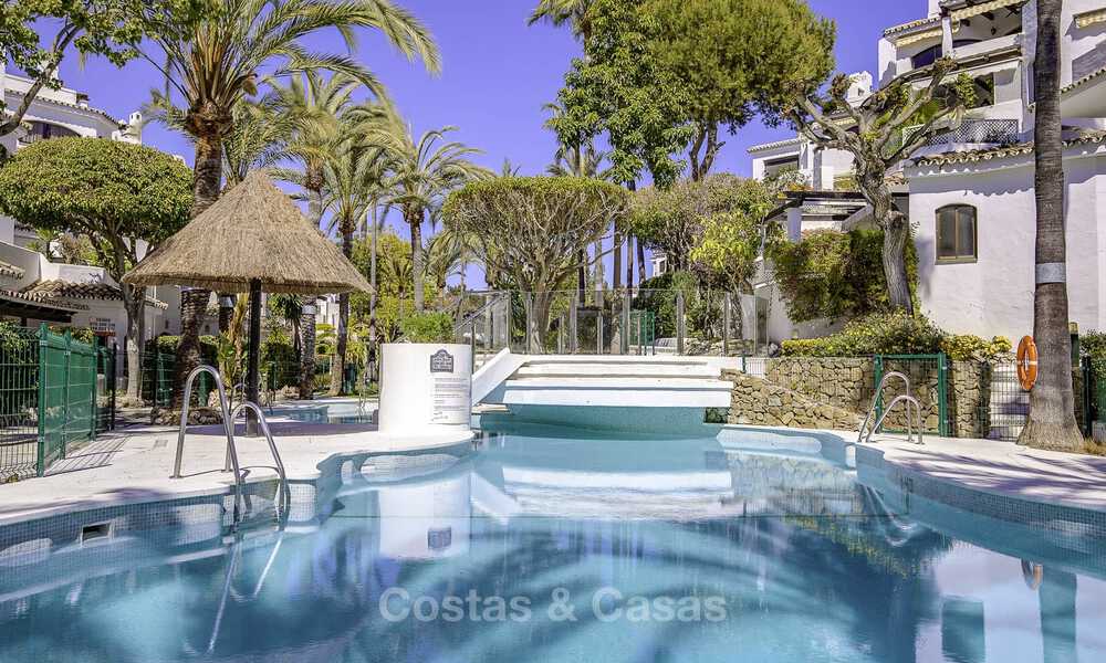 Apartamentos en venta en un complejo residencial en primera línea de playa en Elviria, Marbella Este 805153