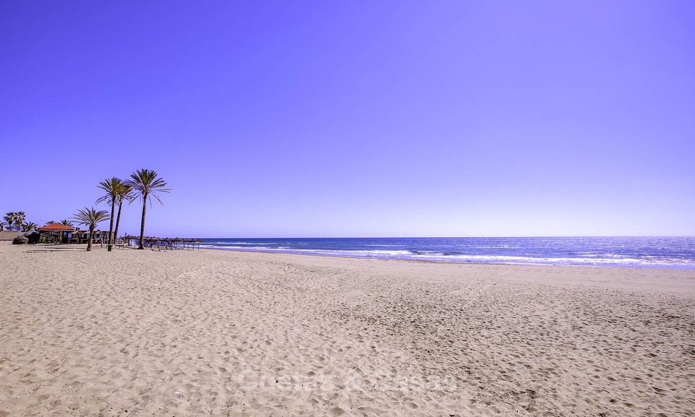 Apartamentos en venta en un complejo residencial en primera línea de playa en Elviria, Marbella Este 805157