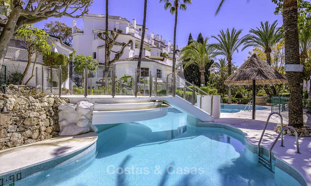 Apartamentos en venta en un complejo residencial en primera línea de playa en Elviria, Marbella Este 805159