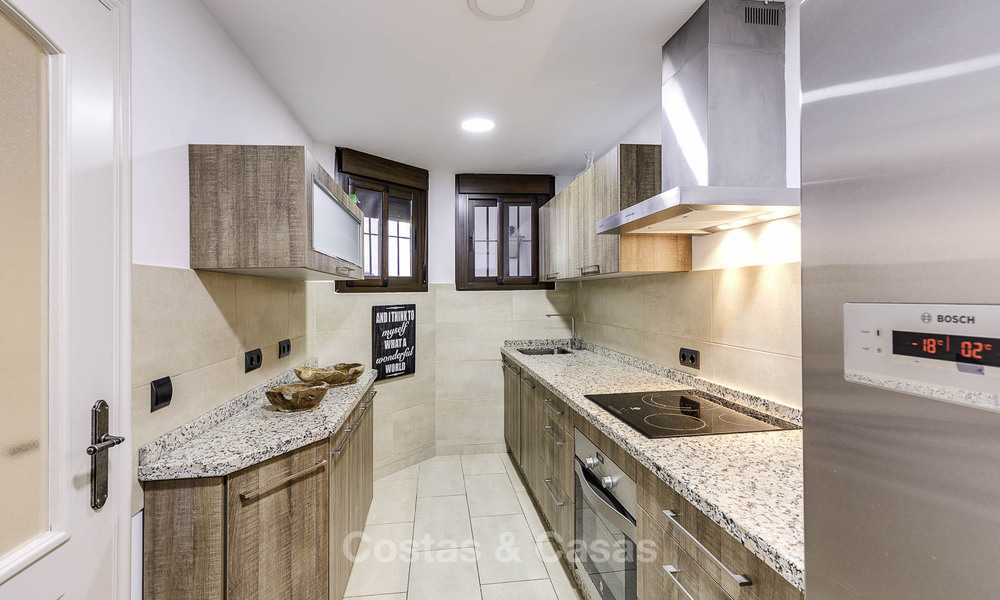 Apartamentos en venta en un complejo residencial en primera línea de playa en Elviria, Marbella Este 805165