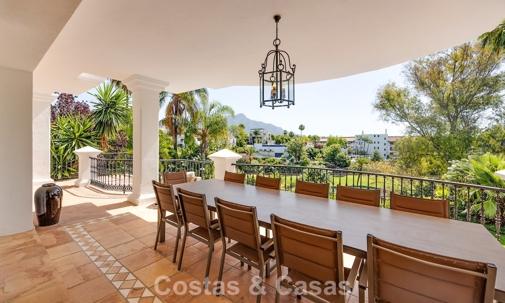 Gran villa mediterránea de lujo en primera línea de golf en La Quinta, Marbella - Benahavís 805537