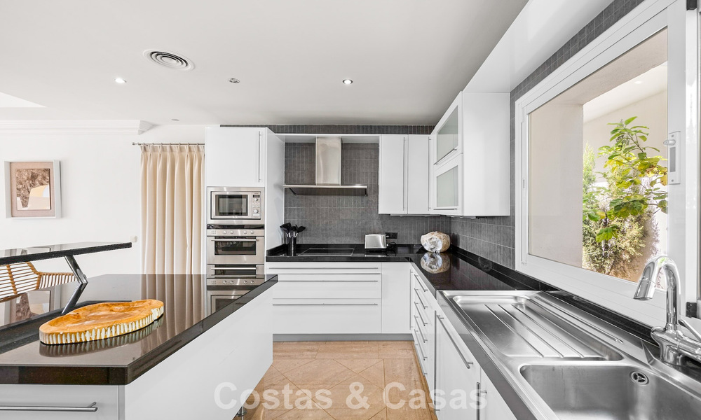Gran villa mediterránea de lujo en primera línea de golf en La Quinta, Marbella - Benahavís 805543