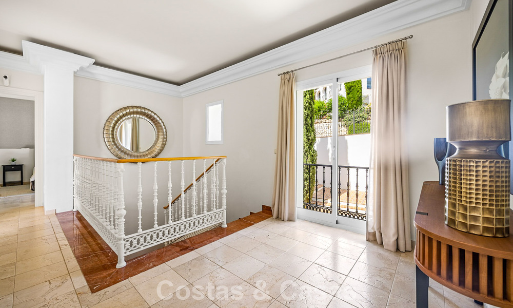 Gran villa mediterránea de lujo en primera línea de golf en La Quinta, Marbella - Benahavís 805550