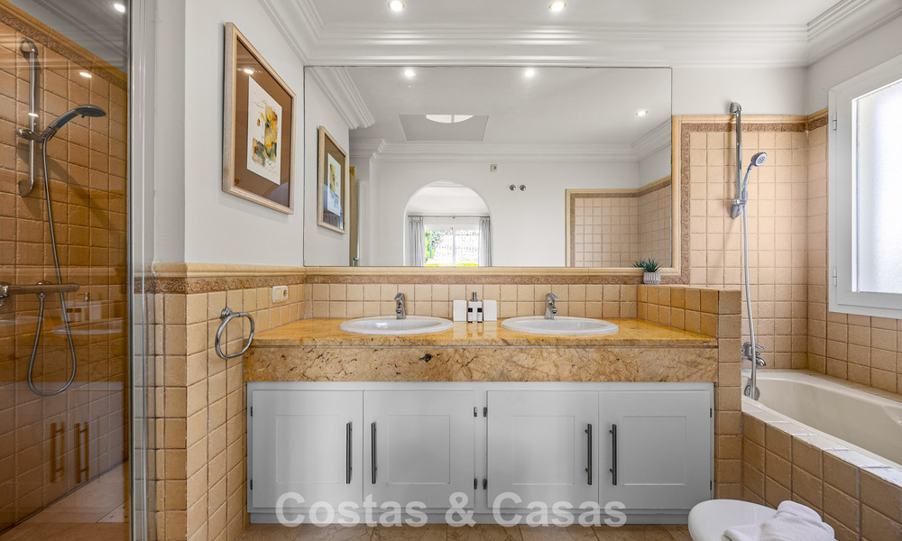 Gran villa mediterránea de lujo en primera línea de golf en La Quinta, Marbella - Benahavís 805554