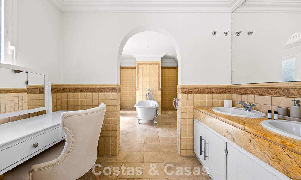 Gran villa mediterránea de lujo en primera línea de golf en La Quinta, Marbella - Benahavís 805557