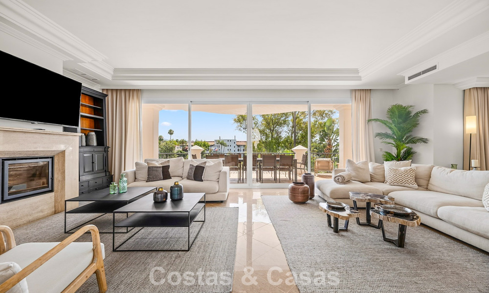 Gran villa mediterránea de lujo en primera línea de golf en La Quinta, Marbella - Benahavís 805566